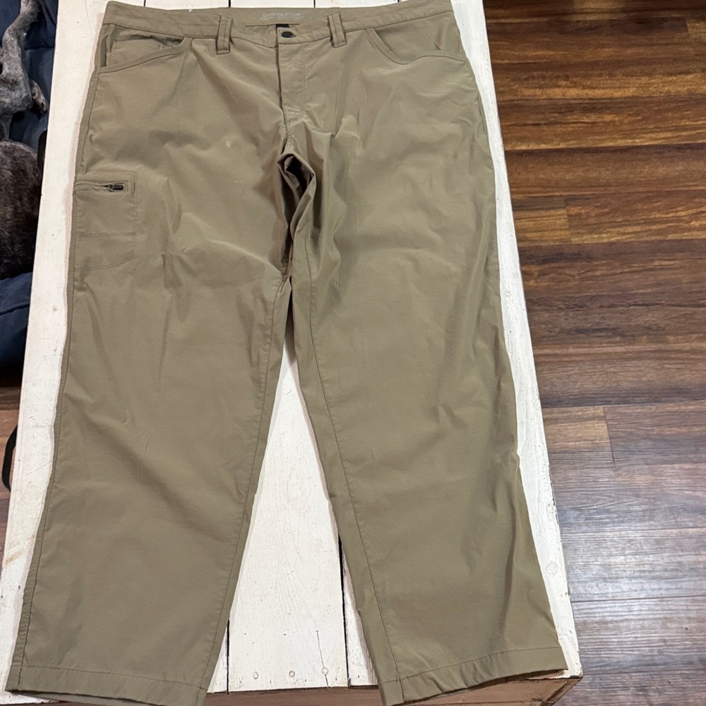Classic Men's Khaki Chinos